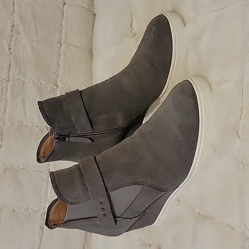Wedge Tennis Shoe